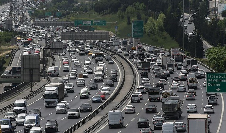 İstanbul'da 'pazartesi' trafiği: Yoğunluk yüzde 70'e dayandı!