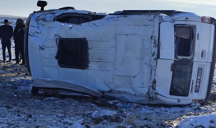 Diyarbakır'da servis minibüsü tarlaya yuvarlandı! Çok sayıda öğretmen yaralandı...