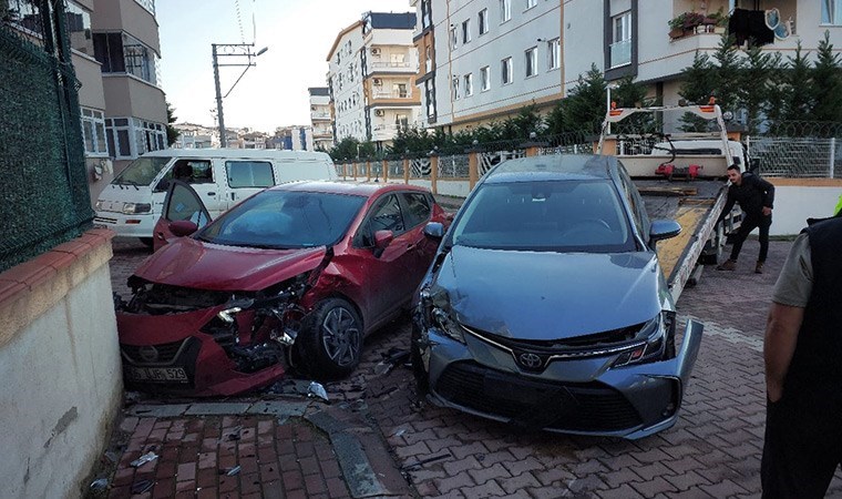 Darıca'da kavşakta feci kaza! İki otomobil çarpıştı: 1’i çocuk, 3 yaralı