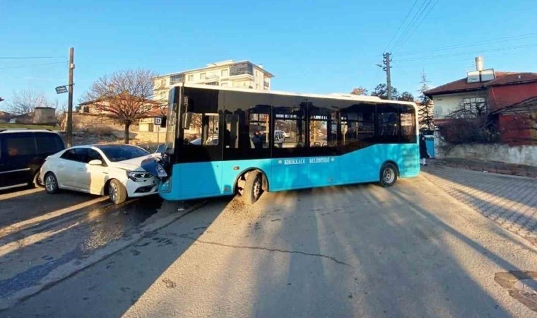 Halk otobüsü ile otomobil çarpıştı: Yaralılar var!