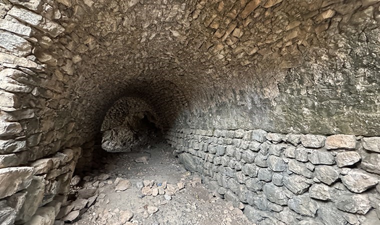 Nemrut Dağı eteklerinde yaklaşık 750 yıllık han ve köprü bulundu