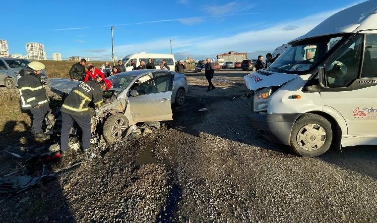 Samsun'da feci kaza... Öğrenci servisi ile otomobil çarpıştı: Çok sayıda yaralı var!