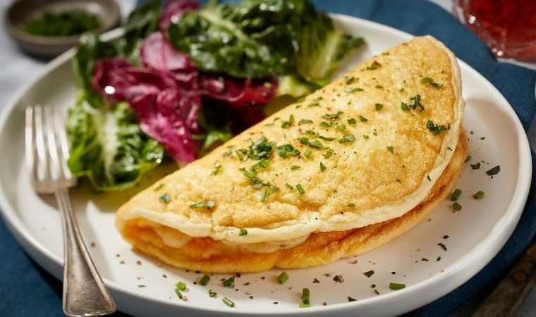 Yumuşacık dokusuyla kalbinizi çalacak lezzet: Sufle omlet tarifi