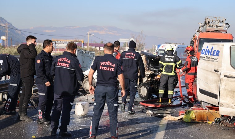 Yol trafiğe kapandı, ortalık savaş alanına döndü... Muğla'da 3 araçlık zincirleme kaza: 1'i ağır 7 yaralı