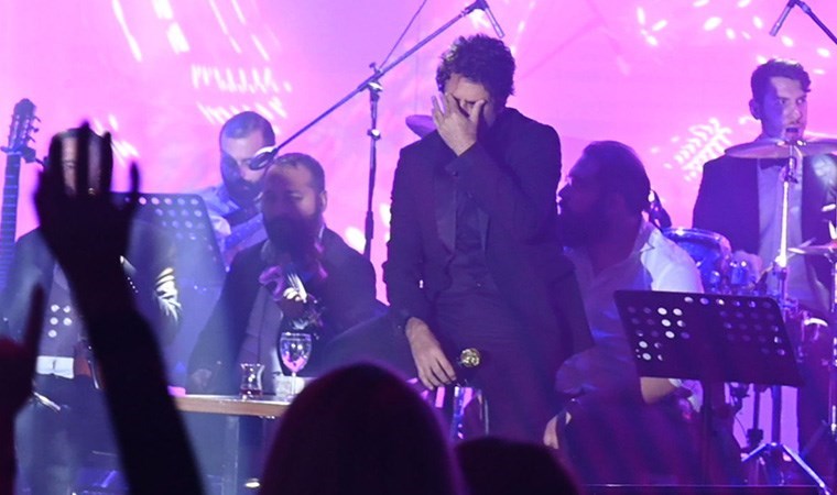 Annesini kaybeden Mahsun Kırmızıgül’den İzmir’de hüzünlü konser