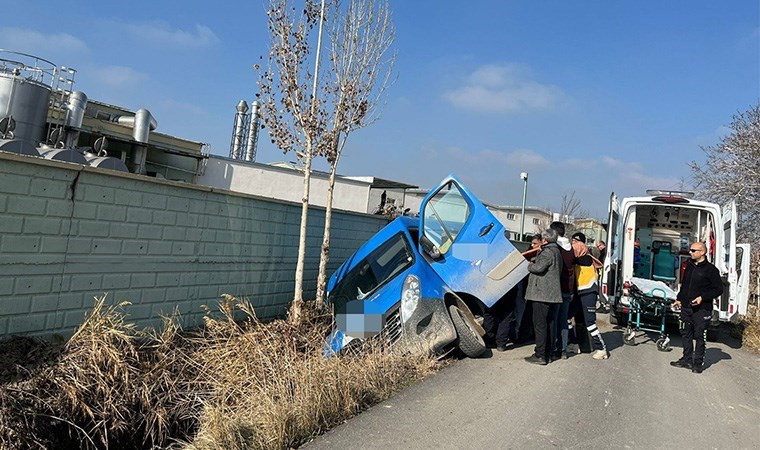 Cep telefonuna bakan sürücü minibüsle kanala düştü