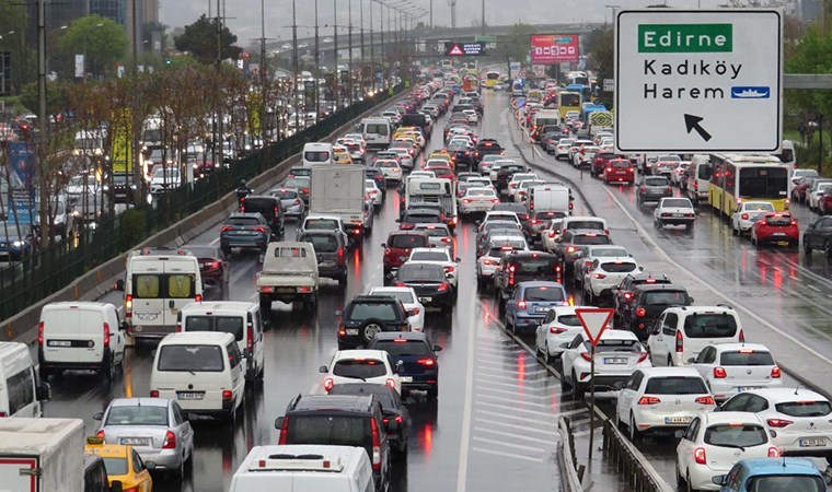 İstanbul'da 'sağanak' etkisi: Haftanın ilk iş gününde trafik durma noktasına geldi! Yoğunluk yüzde 80'e dayandı...