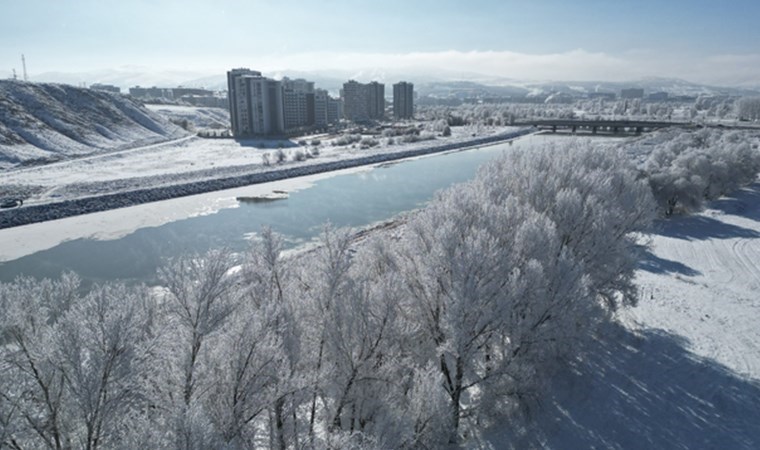 Sivas'ta sert kış... Her yer buz kesti: Kızılırmak Nehri dondu!