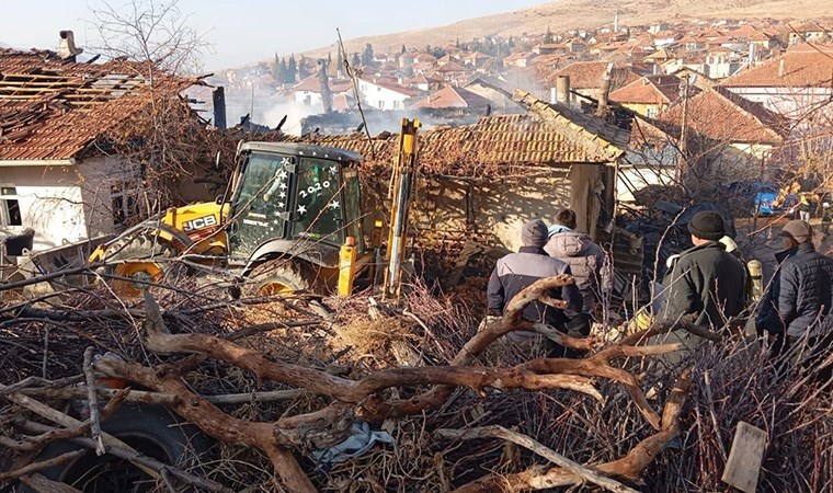 Isparta’da sabah saatlerinde yangın paniği: İki ev küle döndü!