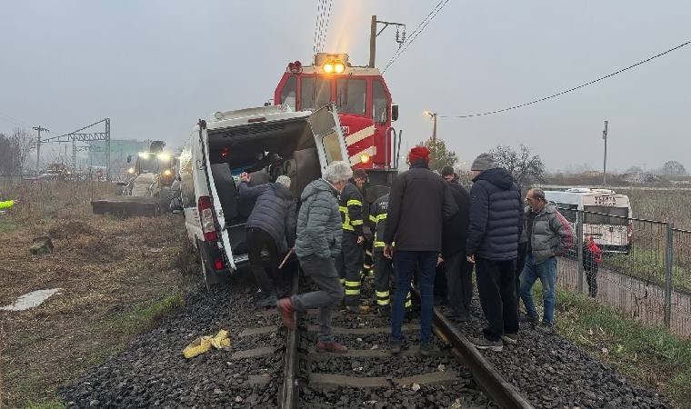 Kırklareli'nde yük treni işçi servisine çarptı: Yaralılar var!