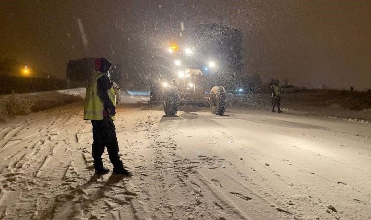 Meteoroloji uyarıda bulunmuştu... Kar yağışı Hakkari'yi esir aldı!