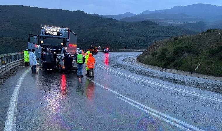 Bursa'da TIR ve otomobil kafa kafaya çarpıştı... Ölü ve yaralılar var!