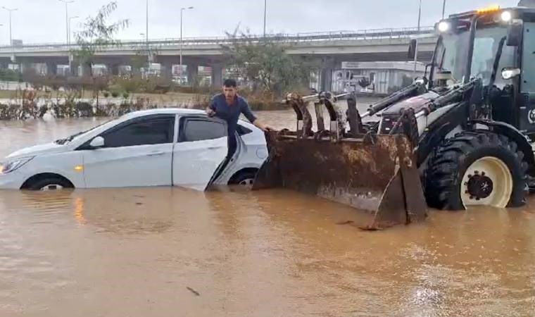 Antalya'yı sağanak vurdu... Göle dönen yollarda mahsur kaldılar!