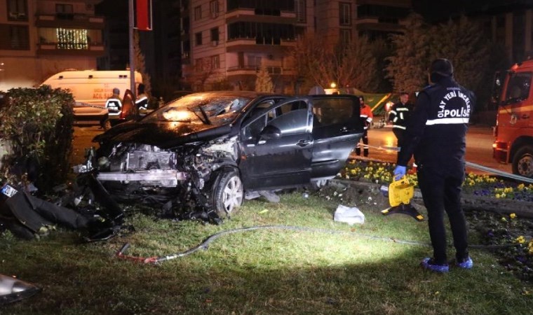 Denizli’de feci kaza... Otomobil 15 Temmuz Şehitler Anıtı’na çarptı, 1 ölü, 1 ağır yaralı!