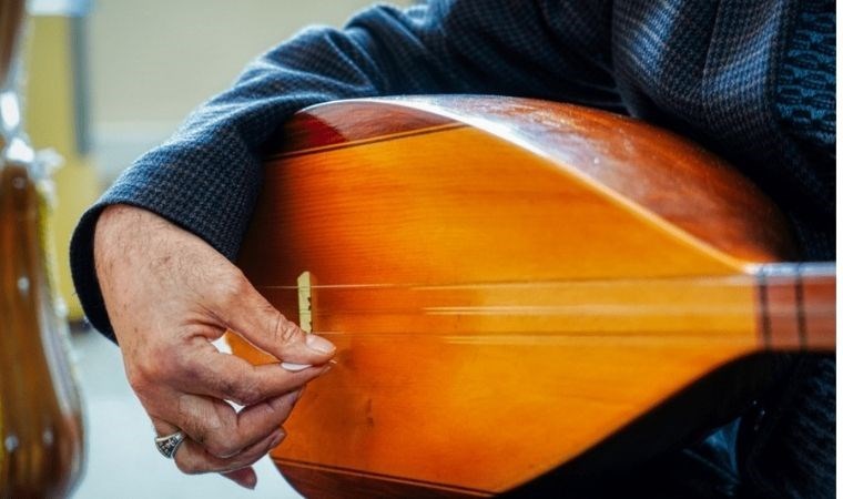 Anaokulundaki torununun müzik etkinliği için 74 yaşında saz çalmayı öğrendi