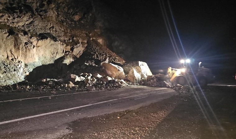 Artvin’de heyelan ulaşımı felç etti!