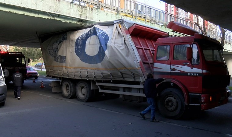 Bakırköy'de 'sabıkalı' alt geçitte yeni olay: Kamyon sıkıştı, sürücüye para cezası kesildi