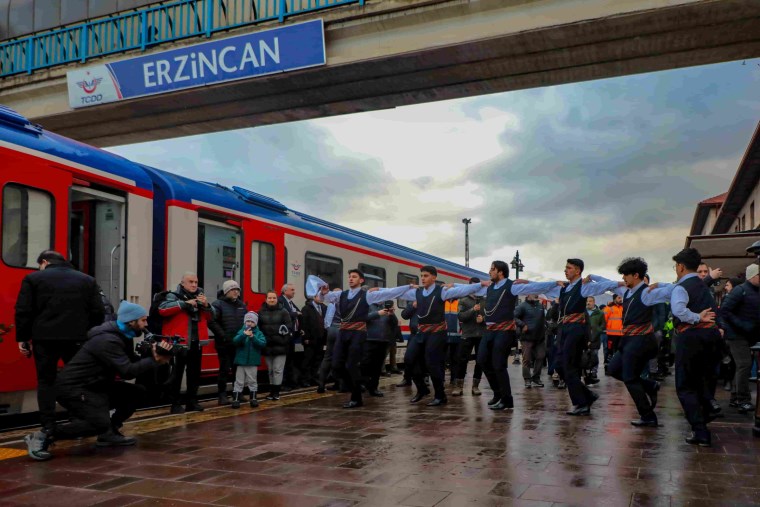 Yılın ilk seferini yapan Turistik Doğu Ekspresi Erzincan’a ulaştı