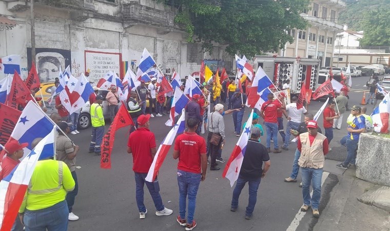 Panama'da Trump protestosu: Posterleri ateşe verildi