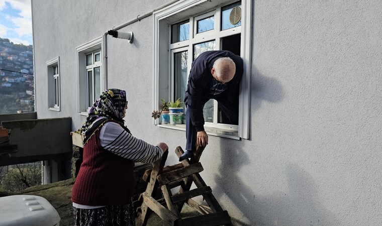 Heyelan girişi kapattı... Eve pencereden giriyorlar!