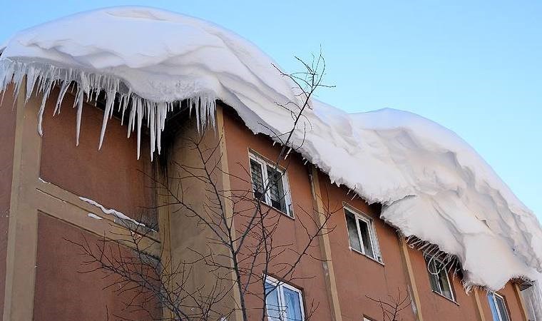 Erzurum'da feci olay... Çatıdan üzerine buz kütlesi düştü!