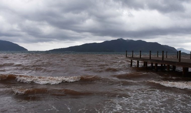 Marmaris’te lodos ve sağanak yağış etkisi... Denizin rengini değiştirdi