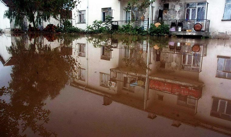 Bodrum'da sağanak hayatı felç etti: cadde ve sokaklar göle döndü