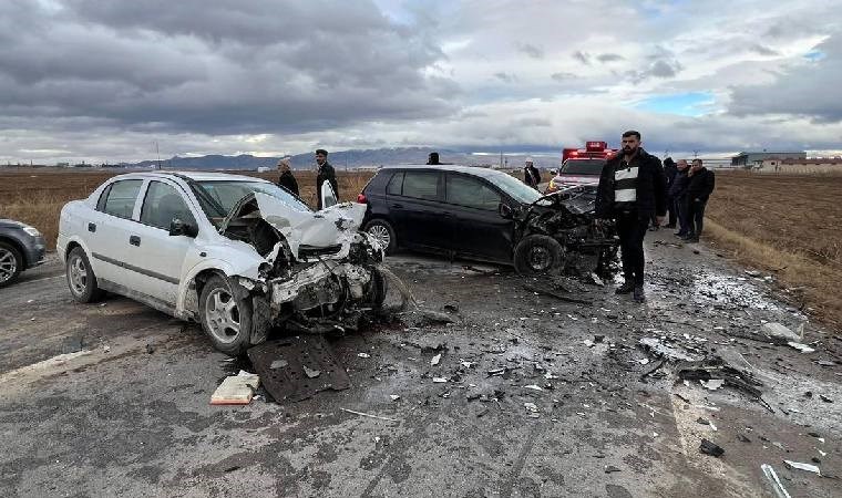 Afyonkarahisar'da iki araç kafa kafaya çarpıştı: Yaşlı çift kurtarılamadı!