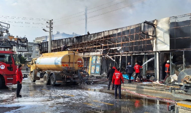 Mersin'de zincir markette büyük yangın... TOMA'larla müdahale edildi!