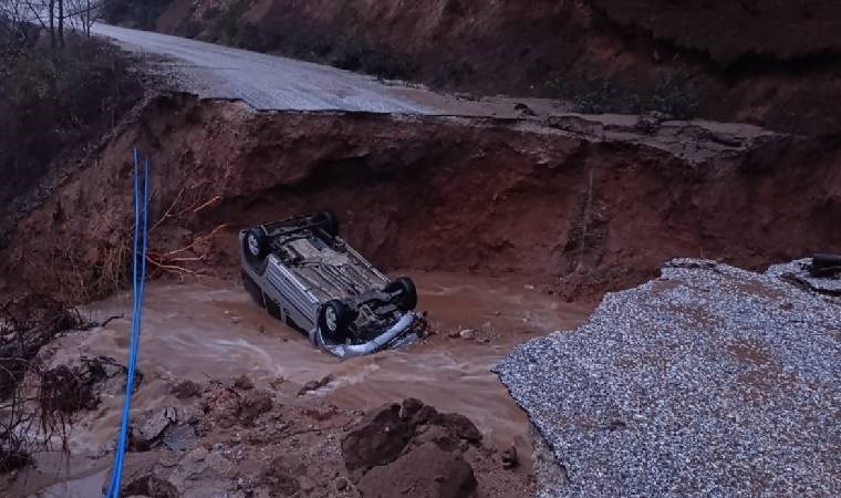 İzmir'de yol çöktü, araç içine düştü!