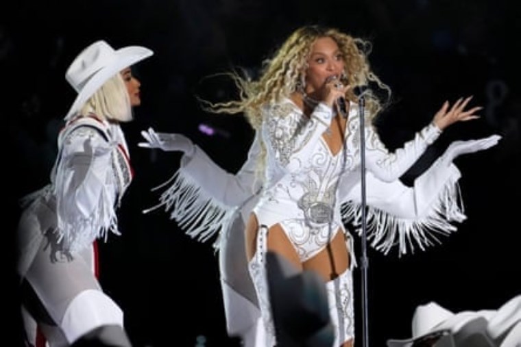 Beyonce, NFL devre arası gösterisinde unutulmaz bir performans sergiledi