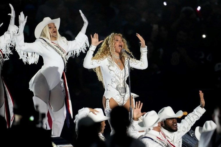 Beyonce, NFL devre arası gösterisinde unutulmaz bir performans sergiledi