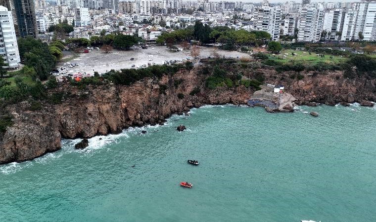 Antalya'da falezlerden denize düşen araç mıknatısla aranıyor!