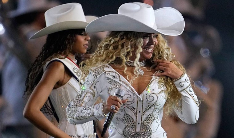 Beyonce, NFL devre arası gösterisinde unutulmaz bir performans sergiledi