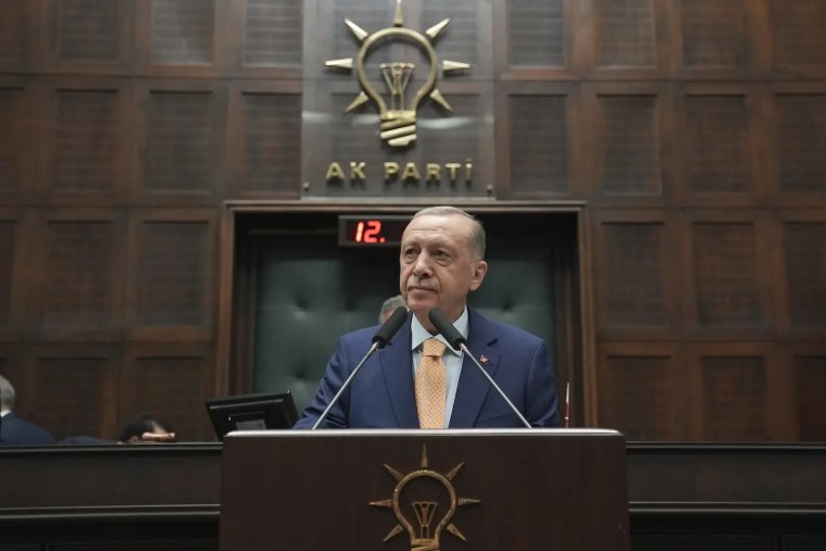 Erdoğan çalışanları 'ezdirmedik' dedi... Peki 2025'te asgari ücretliyi neler bekliyor: Kritik seviye 38.39...