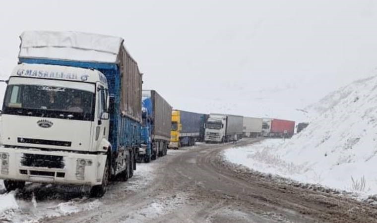 Yüksekova-Van karayolunda çok sayıda TIR mahsur kaldı!