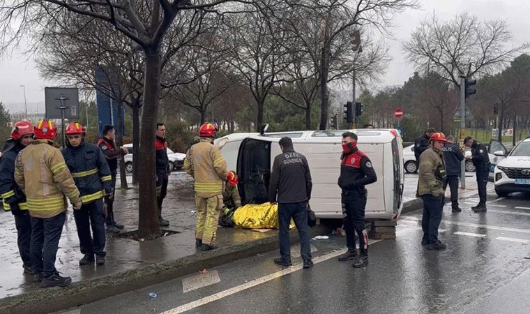 İstanbul'da ticari araçla polis otosu çarpıştı!