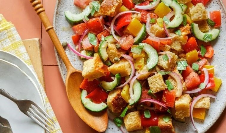 Yılbaşı sofralarına renk katacak enfes lezzet: Panzanella tarifi