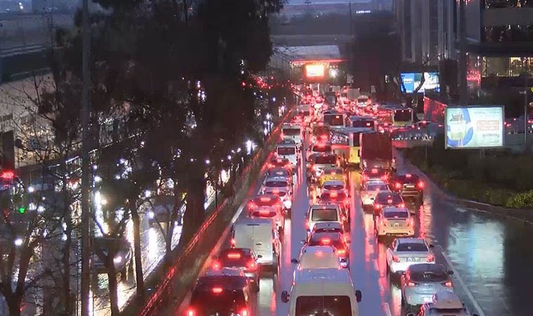 İstanbul'da trafik durma noktasında: Yoğunluk yüzde 90!