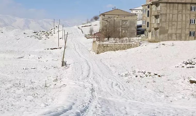 Hakkari'de 'kar' etkisi... Hayat durdu: 51 yerleşim yerinin yolu kapandı!