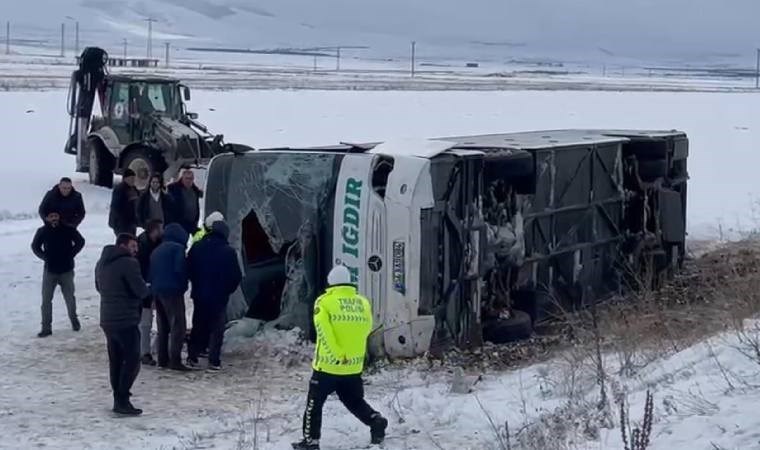 Son dakika... Kars'ta yolcu otobüsü devrildi: Çok sayıda yaralı var!