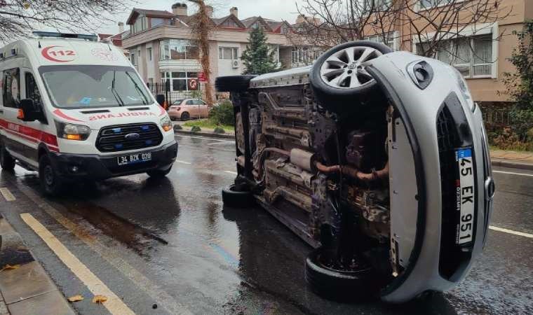 Bakırköy’de sürücüsünün kontrolünden çıkan araç yan yattı