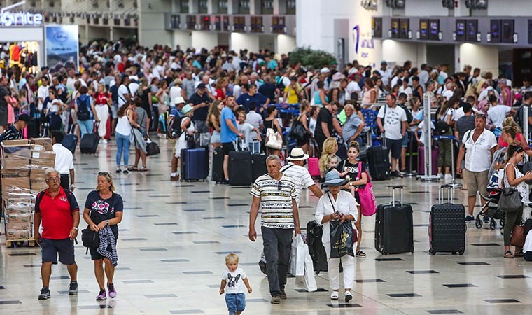 Antalya tüm zamanların turist rekorunu kırdı!