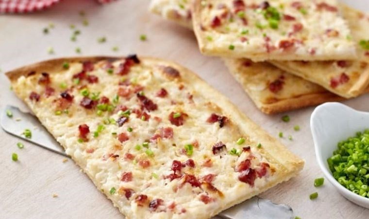 Kahvaltılara çok yakışan pratik bir Alman lezzeti: Flammkuchen tarifi