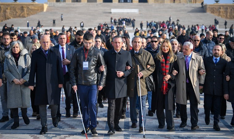 Özgür Özel, engellilerle birlikte Anıtkabir'i ziyaret etti