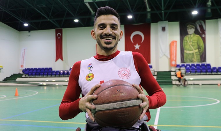 16 aylıkken omurilik felci geçirdi, basketbolla hayata tutundu