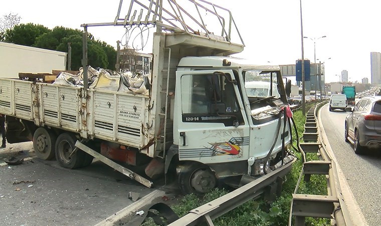 İstanbul'da trafiği kilitleyen kaza! Esenyurt'ta 6 araç birbirine girdi: 4'ü çocuk 8 yaralı