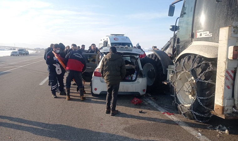 Van-Özalp yolunda otomobil ve iş makinesi çarpıştı: 1'i bebek, 5 yaralı