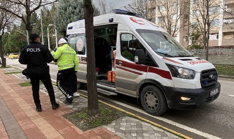 Otomobil trafik ışıklarında motosiklete çarptı: Yaralılar var!