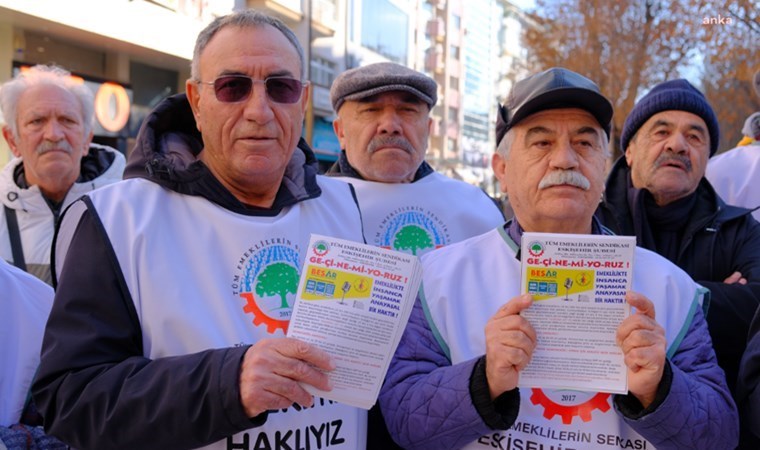 Emekliler yılın son gününde sokaklarda: 'Haklarımızı vermeyenleri sandığa gömeceğiz'